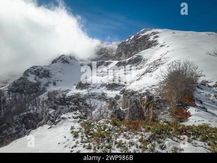 Mont Cantari (Latium, Italie) - dans la chaîne de Monti Simbruini avec Monte Viglio, province de Frosinone, ici en hiver avec la neige et alpiniste. Banque D'Images