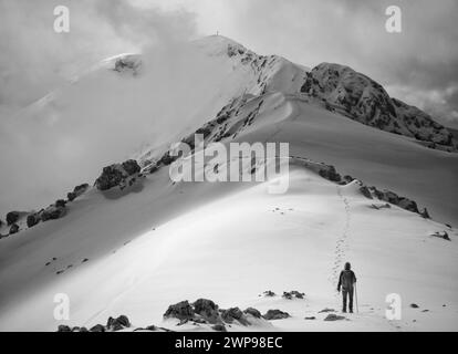 Mont Cantari (Latium, Italie) - dans la chaîne de Monti Simbruini avec Monte Viglio, province de Frosinone, ici en hiver avec la neige et alpiniste. Banque D'Images