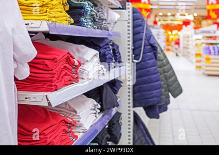 T-shirts multicolores pour hommes et raglans dans le supermarché. Mode et style Banque D'Images