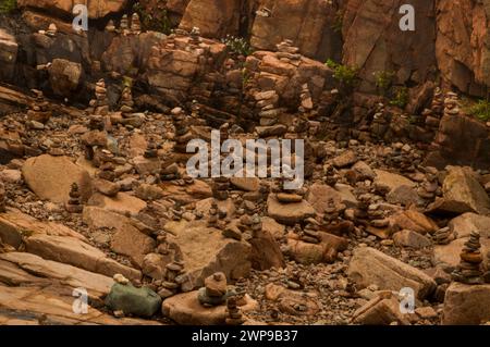 Parc national d'Acadia, Maine, États-Unis, août 2016, Rock Cairns à la base des falaises le long de Ocean Drive dans le parc national Acadia dans le Maine Banque D'Images