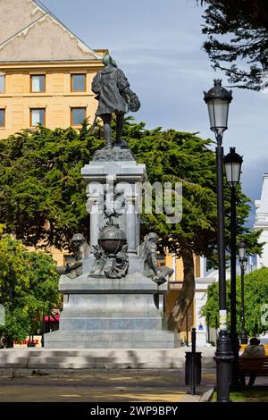 Plaza Munoz Gamero, le cœur historique de Punta Arenas, abrite des demeures de style colonial, un marché artisanal et une statue de Ferdinand Magellan. Banque D'Images