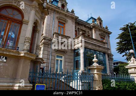 La Plaza Muñoz Gamero possède un mémorial à l'explorateur Ferdinand Magellan, et le Museo Nao Victoria présente une réplique de l'un de ses galions. Banque D'Images