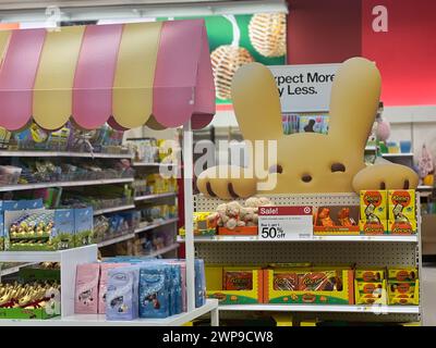 Baltimore, États-Unis. 04 mars 2024. Magasins de détail les épiceries Target et Giant offrent des articles de Pâques ; bonbons, artisanat, paniers et chocolats bien approvisionnés avant les vacances de Pâques à Baltimore, Maryland, le 4 mars 2024. (Photo de Robyn Stevens Brody/Sipa USA) crédit : Sipa USA/Alamy Live News Banque D'Images