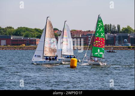 Segelregatta in der Kieler Innenförde an der Wendetonne *** régate de voile dans le fjord intérieur de Kiels à la bouée tournante Banque D'Images