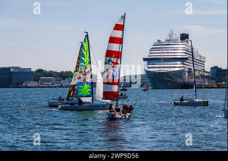 Segelregatta in der Kieler Innenförde im Hintergrund ein Kreuzfahrtschiff am Ostseekai *** régate de voile dans le fjord intérieur de Kiels en arrière-plan un bateau de croisière sur le quai de la mer Baltique Banque D'Images