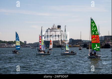 Segelregatta in der Kieler Innenförde im Hintergrund ein Kreuzfahrtschiff am Ostseekai *** régate de voile dans le fjord intérieur de Kiels en arrière-plan un bateau de croisière sur le quai de la mer Baltique Banque D'Images