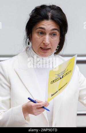 Bruxelles, Belgique. 06 mars 2024. Le ministre flamand de l'environnement, de l'énergie, du Tourisme et de la Justice Zuhal Demir photographié lors d'une session plénière du Parlement flamand à Bruxelles, mercredi 06 mars 2024. BELGA PHOTO BENOIT DOPPAGNE crédit : Belga News Agency/Alamy Live News Banque D'Images