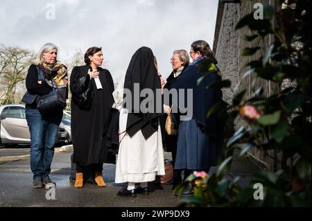 © PHOTOPQR/LE TELEGRAMME/Kévin Guyot ; Lorient ; 06/03/2024 ; Lorient (56) : 06/03/2024 : audience de soeur Marie Férréol exclue depuis 2020 du domaine de Pontcallec à berné (56) exclue du domaine de Pontcallec, à berné (Morbihan), et de la vie religieuse en 2021, Sœur Marie Ferréol a engagé une procédure civile elle a évalué son préjudice moral et matériel à 870 000 €. Lorient, France, 6 mars 2024 affaire sœur Marie Ferréol : le tribunal de Lorient ajourne sa décision exclue du domaine de Pontcallec, à Berné (Morbihan), et de la vie religieuse en 2021, sœur Marie Ferréol initia Banque D'Images