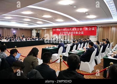 Pékin, Chine. 6 mars 2024. Une réunion de groupe des députés de la délégation de la province du Liaoning a lieu lors de la deuxième session du 14ème Congrès national du peuple (APN) à Pékin, capitale de la Chine, le 6 mars 2024. Crédit : Mu Yu/Xinhua/Alamy Live News Banque D'Images