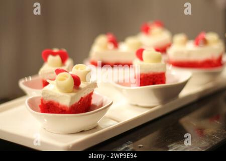 Plateau d'indulgence écarlate : délices décadents de gâteau en velours rouge. La teinte cramoisie vibrante ajoute une touche d'élégance à cet ensemble. Banque D'Images