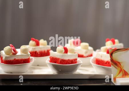 Plateau d'indulgence écarlate : délices décadents de gâteau en velours rouge. La teinte cramoisie vibrante ajoute une touche d'élégance à cet ensemble. Banque D'Images