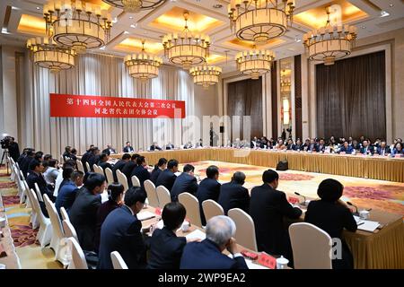 Pékin, Chine. 6 mars 2024. Une réunion de groupe des députés de la délégation de la province du Hebei a lieu lors de la deuxième session du 14ème Congrès national du peuple (APN) à Pékin, capitale de la Chine, le 6 mars 2024. Crédit : Mu Yu/Xinhua/Alamy Live News Banque D'Images