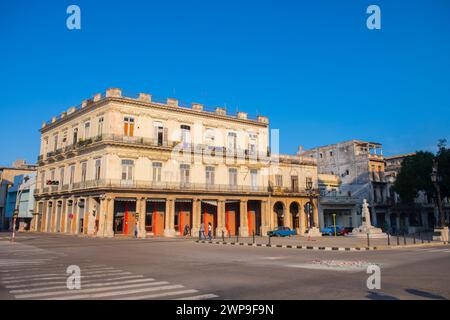 Bâtiments historiques sur le Paseo del Prado à Calle Neptuno Street près de Central Park (Parque Central) dans la vieille Havane (la Habana Vieja), Cuba. Old Havana Is Banque D'Images