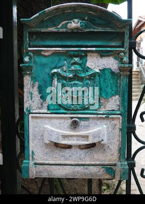 Vintage belle boîte aux lettres en métal pour les lettres dans le style décoratif ancien avec un manteau de décoration en relief. Mur décor rétro de l'entrée à Banque D'Images