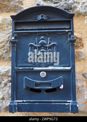 Vintage belle boîte aux lettres en métal pour les lettres dans le style décoratif ancien avec un manteau de décoration en relief. Mur décor rétro de l'entrée à Banque D'Images