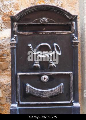 Vintage belle boîte aux lettres en métal pour les lettres dans le style décoratif ancien avec un manteau de décoration en relief. Mur décor rétro de l'entrée à Banque D'Images