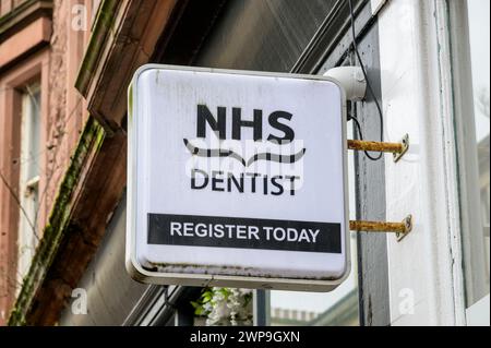 An NHS Dentist Register Today Sign, Glasgow, Écosse, Royaume-Uni, Europe Banque D'Images