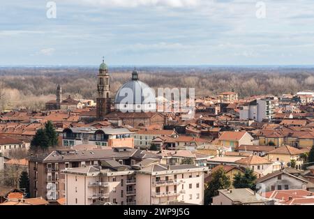 Vue de dessus sur la ville de Gattinara avec l'église paroissiale de San Pietro Apostolo, province de Vercelli, Piémont, Italie Banque D'Images