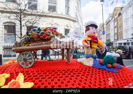 Londres, Royaume-Uni. 6 mars 2024. Un topper de boîte aux lettres célèbre le 200e anniversaire de la Royal National Lifeboat institution (RNLI) à Covent Garden. Crédit : Vuk Valcic/Alamy Live News Banque D'Images