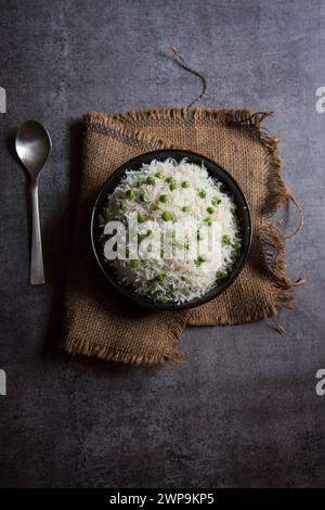 Vue de dessus de riz basmati aux pois verts ou matar pulao servi dans un bol. Banque D'Images