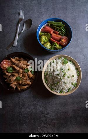 Repas sain riz, poulet et légumes bouillis. Banque D'Images