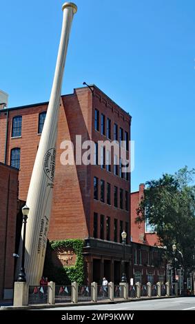 La plus grande batte de baseball du monde se trouve devant le musée et l'usine Louisville Slugger, une attraction populaire du centre-ville de Louisville. Banque D'Images