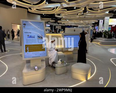 Émirats arabes Unis, Dubaï, 2023-10-18. GITEX 2023, le salon international Tech expo qui se tiendra à Dubaï du 16 au 20 octobre, est plus qu’une simple vitrine des innovations en IA et en cybersécurité. Il représente également une opportunité importante pour les marchés émergents, en particulier ceux du moyen-Orient et des BRICS. Ces régions technologiques en croissance rapide bénéficieront d’une plateforme pour attirer des investissements et établir des partenariats internationaux, contribuant ainsi à façonner l’avenir numérique mondial. Photographie de Fred MARIE / collectif DR. Émirats arabes Unis, Dubaï, 2023-10-18. GITEX 2023, le salon te Banque D'Images