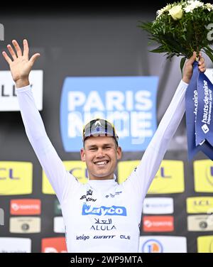 Mont Brouilly, France. 06 mars 2024. L'australien Lucas Plapp du Team Jayco Alula célèbre sur le podium après la quatrième étape de la course cycliste Paris-Nice de huit jours par étapes, une course de 183 km de Chalon-sur-Saône au Mont Brouilly, France, mercredi 06 mars 2024. BELGA PHOTO JASPER JACOBS crédit : Belga News Agency/Alamy Live News Banque D'Images