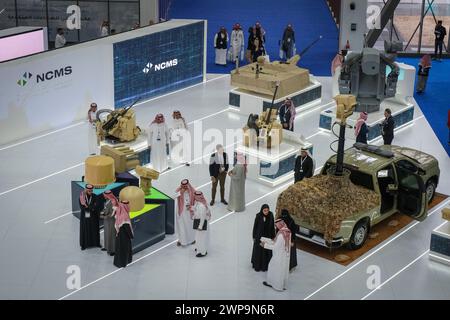 Arabie Saoudite, Riyad, 2024-02-04. Le salon mondial de la défense rassemble 770 exposants, dont des fabricants et des marchands d’armes de 100 pays, dont la Chine, la Russie et l’Ukraine. Photographie de Fred MARIE / collectif DR. Arabie saoudite, Riyad, 2024-02-04. Salon professionnel et international du World Defence Show rassemble 770 exposants, notamment industriels et vendeurs d armes, alliance de 100 pays, notamment la Chine, la Russie et l Ukraine. Photographie de Fred MARIE / collectif DR. Banque D'Images