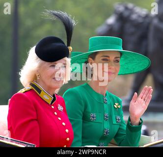 Kate Middleton Princesse de Galles et la Reine Camilla en chariot ouvert Trooping the Colour Color Londres Angleterre Banque D'Images