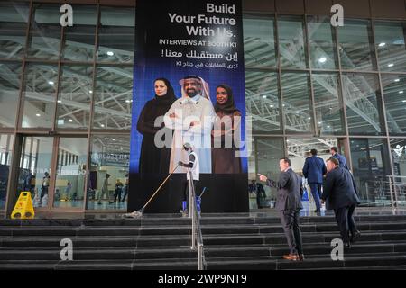 Arabie Saoudite, Riyad, 2024-02-05. Le salon mondial de la défense rassemble 770 exposants, dont des fabricants et des marchands d’armes de 100 pays, dont la Chine, la Russie et l’Ukraine. Photographie de Fred MARIE / collectif DR. Arabie saoudite, Riyad, 2024-02-05. Salon professionnel et international du World Defence Show rassemble 770 exposants, notamment industriels et vendeurs d armes, alliance de 100 pays, notamment la Chine, la Russie et l Ukraine. Photographie de Fred MARIE / collectif DR. Banque D'Images