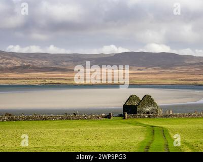 Kilnave Chapel et croix sur Loch Gruinart, Islay, Écosse, Royaume-Uni, qui a été construit vers la fin des années 1300 avec la croix construite vers 700. Banque D'Images