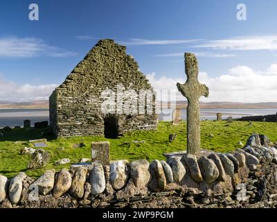 Kilnave Chapel et croix sur Loch Gruinart, Islay, Écosse, Royaume-Uni, qui a été construit vers la fin des années 1300 avec la croix construite vers 700. Banque D'Images