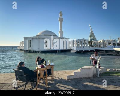 Arabie Saoudite, Djeddah, 2024-02-11. La vie quotidienne en Arabie Saoudite. Depuis 2019, le Royaume se prépare activement à l’ère post-pétrolière et s’ouvre aux visiteurs étrangers, en particulier aux touristes non musulmans. Photographie de Fred MARIE / collectif DR. Arabie saoudite, Djeddah, 2024-02-11. Vie quotidienne en Arabie saoudite. Depuis 2019, le Royaume prepare prol apres-petrole et s ouvre aux visiteurs etrangers, notamment aux touristes non-musulmans. Photographie de Fred MARIE / collectif DR Banque D'Images