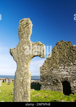 Kilnave Chapel et croix sur Loch Gruinart, Islay, Écosse, Royaume-Uni, qui a été construit vers la fin des années 1300 avec la croix construite vers 700. Banque D'Images