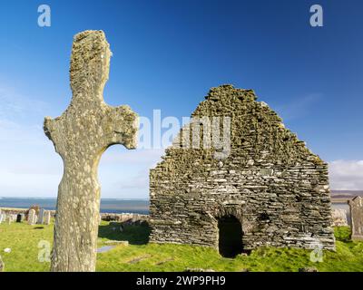 Kilnave Chapel et croix sur Loch Gruinart, Islay, Écosse, Royaume-Uni, qui a été construit vers la fin des années 1300 avec la croix construite vers 700. Banque D'Images