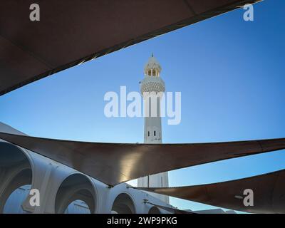 Arabie Saoudite, Djeddah, 2024-02-11. La vie quotidienne en Arabie Saoudite. Depuis 2019, le Royaume se prépare activement à l’ère post-pétrolière et s’ouvre aux visiteurs étrangers, en particulier aux touristes non musulmans. Photographie de Fred MARIE / collectif DR. Arabie saoudite, Djeddah, 2024-02-11. Vie quotidienne en Arabie saoudite. Depuis 2019, le Royaume prepare prol apres-petrole et s ouvre aux visiteurs etrangers, notamment aux touristes non-musulmans. Photographie de Fred MARIE / collectif DR Banque D'Images