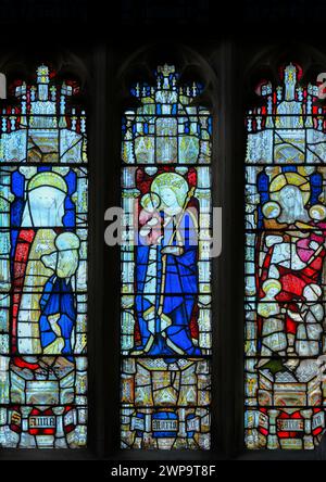 Figurines de Sainte Anne et de Saintes Marie sur un vitrail du XVe siècle dans la chapelle de All Souls College, Université d'Oxford, Angleterre. Banque D'Images