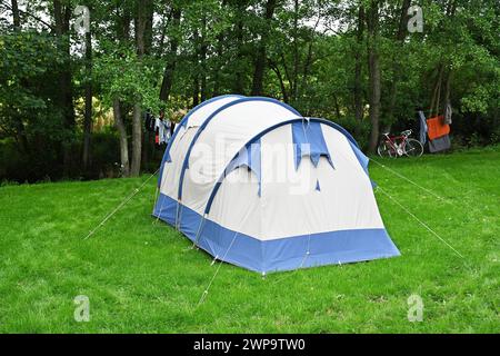 Abri sur un terrain de camping Banque D'Images