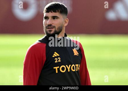 Rome, Italie. 06 mars 2024. Houssem Aouar de L'AS Roma regarde pendant un entraînement la veille du match de football de l'Europa League entre L'AS Roma et le Brighton & Hove Albion FC au centre sportif Fulvio Bernardini à Rome (Italie), le 6 mars 2024. Crédit : Insidefoto di andrea staccioli/Alamy Live News Banque D'Images