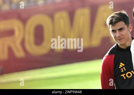 Rome, Italie. 06 mars 2024. Paulo Dybala de L'AS Roma lors de l'entraînement de l'équipe la veille du match de football de l'Europa League entre L'AS Roma et le Brighton & Hove Albion FC au centre sportif Fulvio Bernardini à Rome (Italie), le 6 mars 2024. Crédit : Insidefoto di andrea staccioli/Alamy Live News Banque D'Images