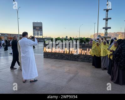 Arabie Saoudite, Madinah, 2024-02-12. La vie quotidienne en Arabie Saoudite. Depuis 2019, le Royaume se prépare activement à l’ère post-pétrolière et s’ouvre aux visiteurs étrangers, en particulier aux touristes non musulmans. Photographie de Fred MARIE / collectif DR. Arabie saoudite, Médine, 2024-02-12. Vie quotidienne en Arabie saoudite. Depuis 2019, le Royaume prepare prol apres-petrole et s ouvre aux visiteurs etrangers, notamment aux touristes non-musulmans. Photographie de Fred MARIE / collectif DR Banque D'Images