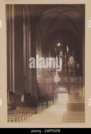 Photographie de l'église Bernardine de Vilnius, prise par Jan Bu Hak vers 1914. L'image montre les caractéristiques architecturales gothiques de l'église, la façade en pierre et l'environnement environnant. Banque D'Images