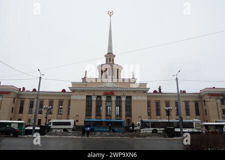 Petrozavodsk, République de Carélie, Russie, 16 janvier 2023. Place Gagarine, avenue Lénine. La vie quotidienne des Russes. Les transports publics et les voitures sont Banque D'Images