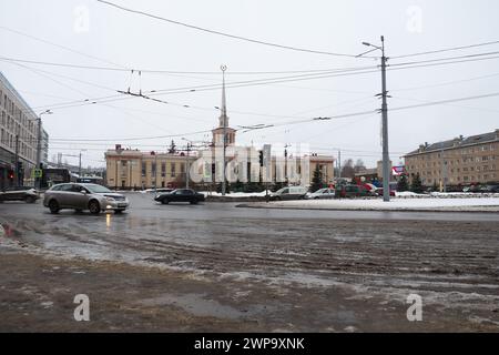 Petrozavodsk, République de Carélie, Russie, 16 janvier 2023. Place Gagarine, avenue Lénine. La vie quotidienne des Russes. Les transports publics et les voitures sont Banque D'Images