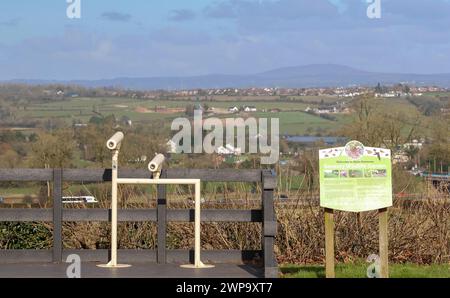 Moira Demesne, Moira, Comté d'Antrim, Irlande du Nord, Royaume-Uni. 06 mars 2024. Météo britannique - une belle journée avec de longues périodes ensoleillées et un ciel bleu clair comme la haute pression dicte le temps. Il fait cependant froid dans la brise de l'est. Une vue paysagère sur une partie du comté d'Antrim depuis Moira Demesne. Crédit : CAZIMB/Alamy Live News. Banque D'Images