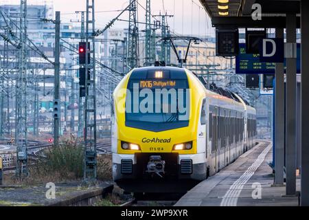 Hauptbahnhof Stuttgart, Gleisvorfeld und Nahverkehrszug von Go-Ahead., MEX16 von Ulm. // 02.03.2024 : Stuttgart, Baden-Württemberg, Deutschland, Europa *** gare centrale de Stuttgart, aire de trafic et train local de GO Ahead , MEX16 de Ulm 02 03 2024 Stuttgart, Baden Württemberg, Allemagne, Europe Banque D'Images