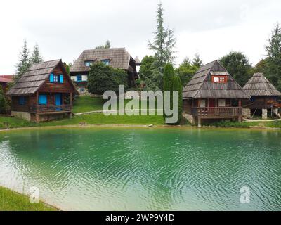 Stanisici, Bielina, Republika Srpska, Bosnie-Herzégovine, 15 août, 2023. village ethno, attraction touristique, vieilles cabanes populaires et habitations. Étang Banque D'Images