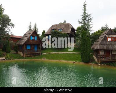 Stanisici, Bielina, Republika Srpska, Bosnie-Herzégovine, 15 août, 2023. village ethno, attraction touristique, vieilles cabanes populaires et habitations. Étang Banque D'Images