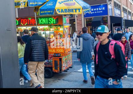 Vendeur de hot-dogs dans le quartier animé de Midtown Manhattan à New York le dimanche 3 mars 2024. (© Richard B. Levine) Banque D'Images